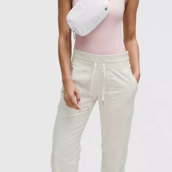 NEW- Lululemon Everywhere Belt Bag (large 2L) WHITE - Picture 2 of 9